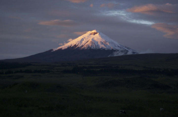 cotopaxi sunrise 720x475