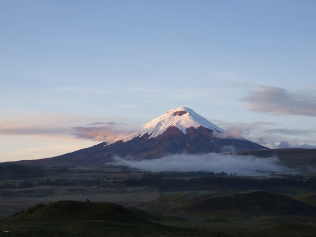 cotopaxi sunrise with fog 640x480