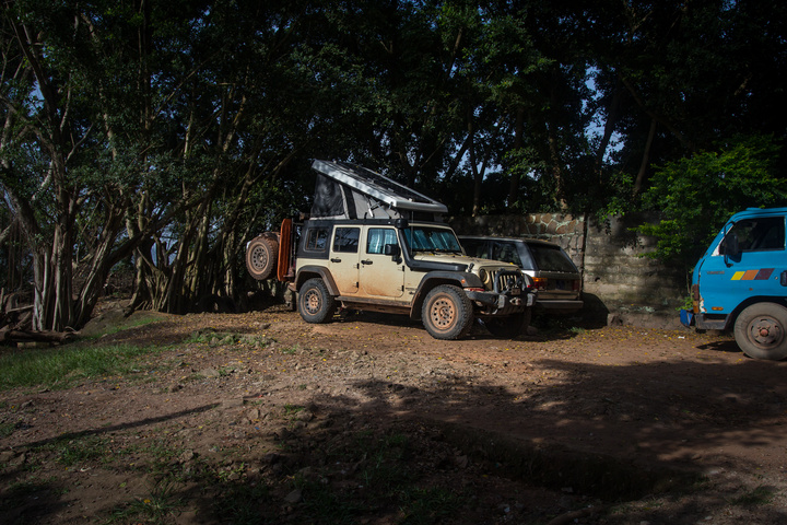 jeep africa camping man ivory coast 720x480
