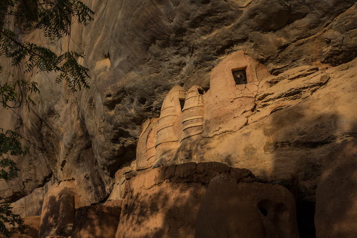 niansogoni burkina faso huts on mountainside 720x480