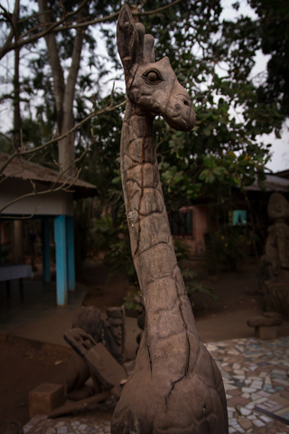 abomey carving giraffe 320x480