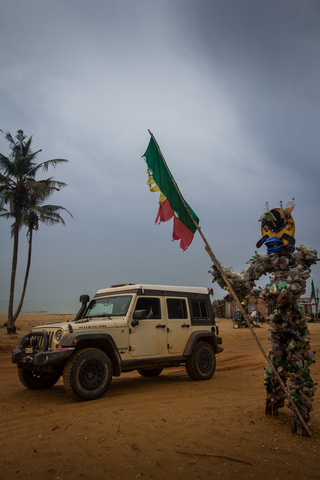 jeep africa cotonou benin beach trash man 320x480