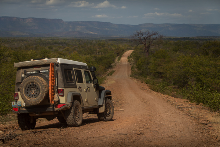 jeep gravel road kariba zimbabwe 720x480