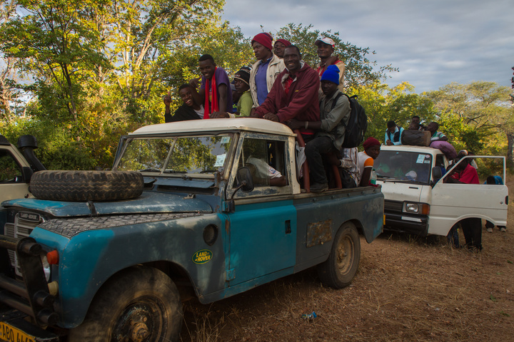 landrover full of people 720x480